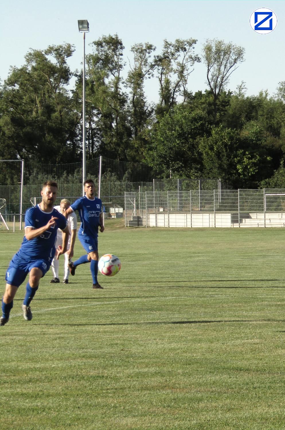 Bild: SV Blau-Weiß Zorbau - SV Blau-Weiß Farnstädt 7:0 (0:0) - Farnstaedt011